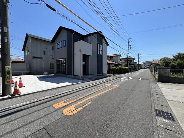 前面道路を含めた現地写真です。ぜひ周辺環境も併せてご覧ください。