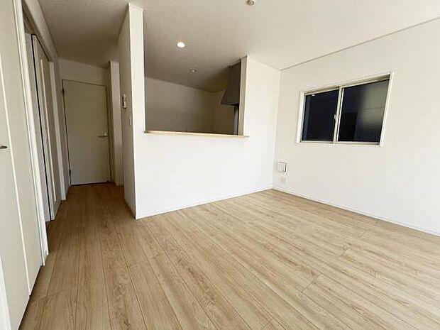 お食事中もキッチンと会話が楽しめるダイニングスペース。