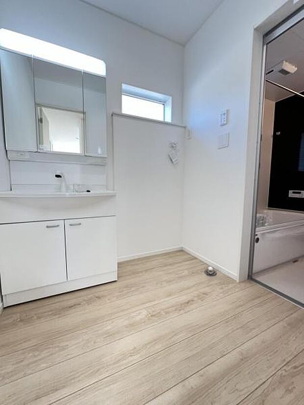 脱衣所は小さなお子様がいるご家庭にも重宝されます。