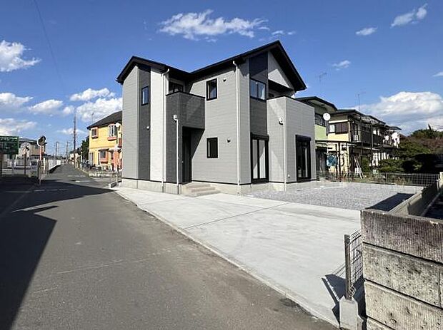 前面道路を含めた現地写真です。ぜひ周辺環境も併せてご覧ください。