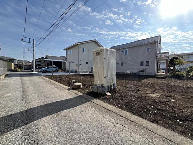 前面道路を含めた現地写真です。
