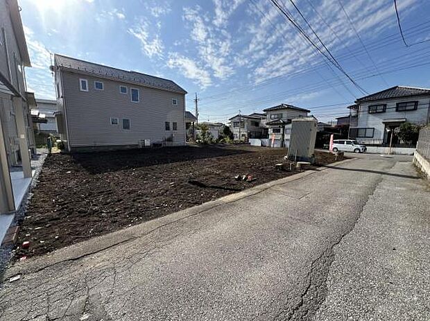 前面道路を含めた現地写真です。