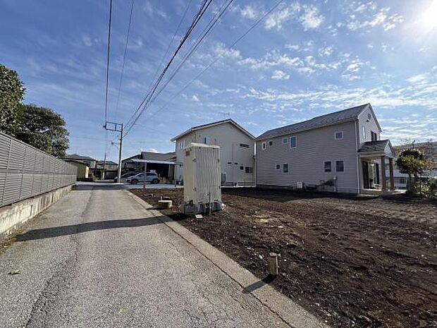 前面道路を含めた現地写真です。ぜひ周辺環境も併せてご覧ください。