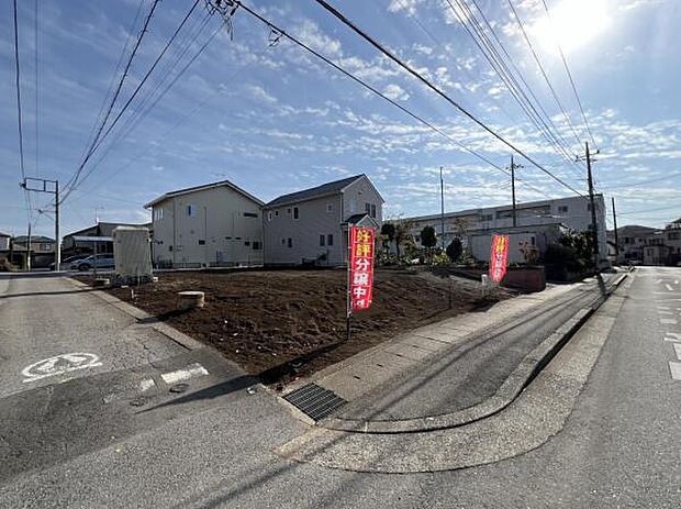 前面道路を含めた現地写真です。