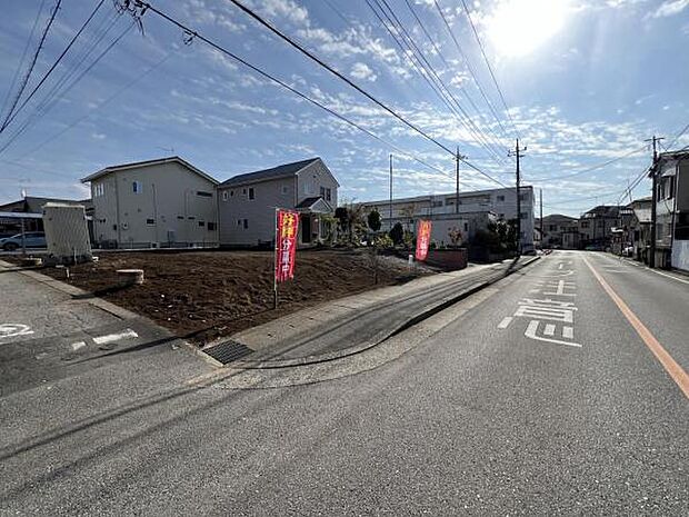 前面道路を含めた現地写真です。