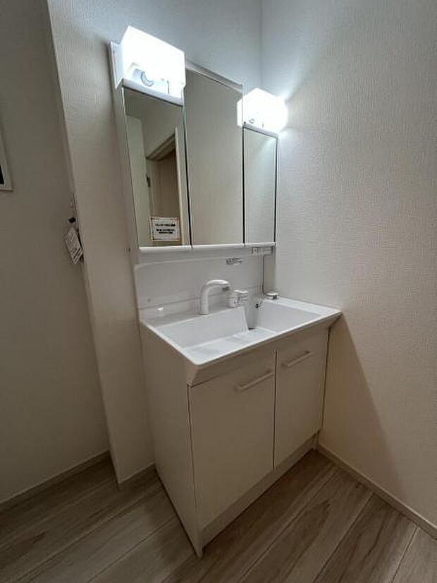 シャワー付き洗面化粧台です。手軽にシャンプーができ、お掃除もしやすいですね。