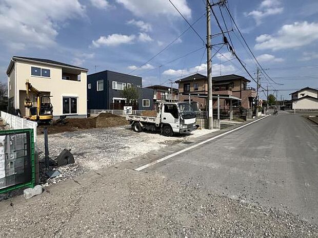 前面道路を含めた現地写真です。ぜひ周辺環境も併せてご覧ください。
