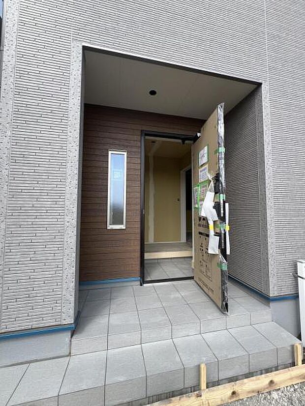 雨天時の荷物搬入に便利な玄関ポーチ付きです。