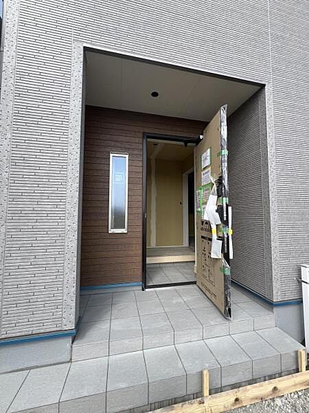 雨天時の荷物搬入に便利な玄関ポーチ付きです。