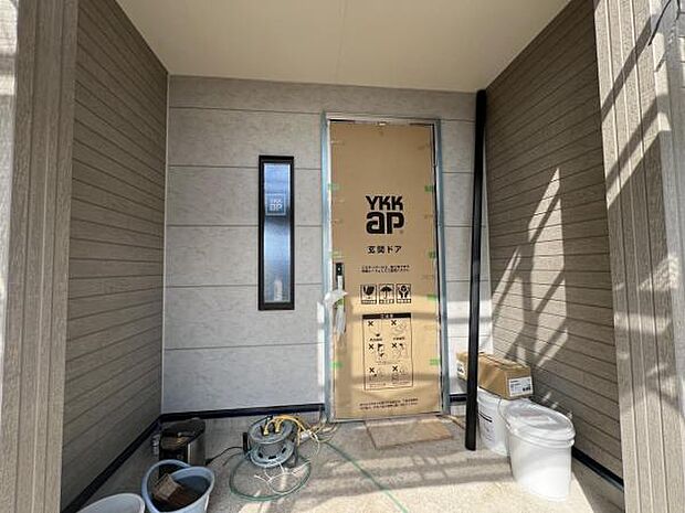 雨天時の荷物搬入に便利な玄関ポーチ付きです。