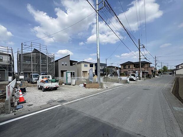 前面道路を含めた現地写真です。ぜひ周辺環境も併せてご覧ください。