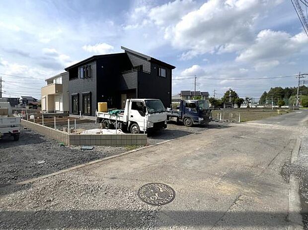 前面道路を含めた現地写真です。ぜひ周辺環境も併せてご覧ください。