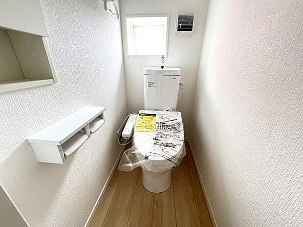 シャワー洗浄機能付のトイレは、清潔感が印象的な空間ですね。