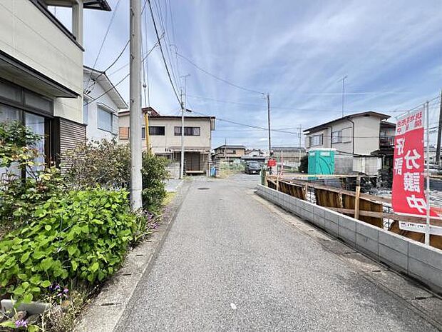 前面道路を含めた現地写真です。