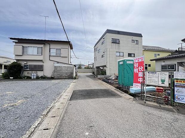 前面道路を含めた現地写真です。ぜひ周辺環境も併せてご覧ください。