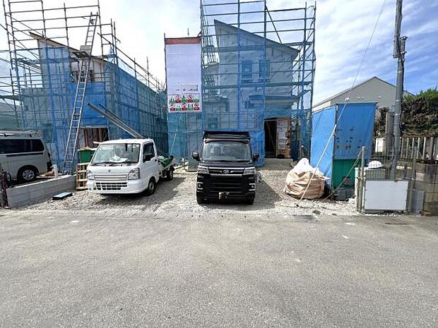 セカンドカーにも便利な並列駐車2台可能です。