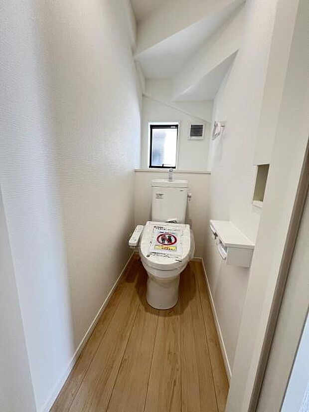 シャワー洗浄機能付のトイレは、清潔感が印象的な空間ですね。
