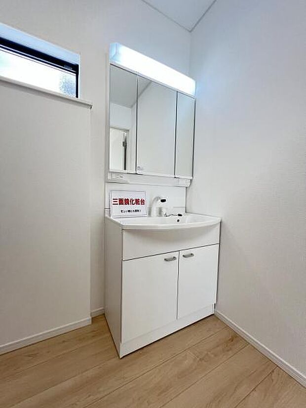 シャワー付き洗面化粧台です。手軽にシャンプーができ、お掃除もしやすいですね。
