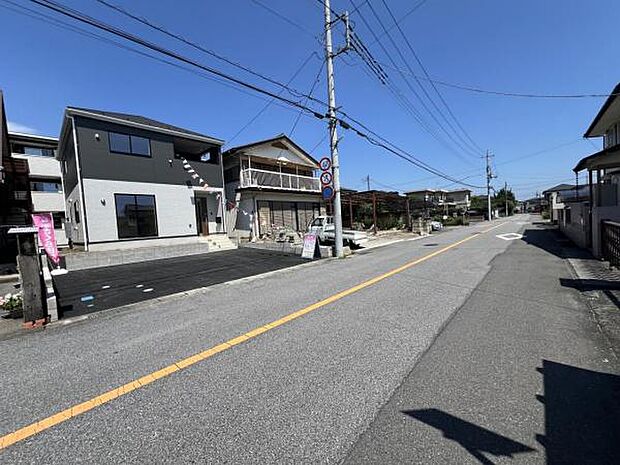 前面道路を含めた現地写真です。