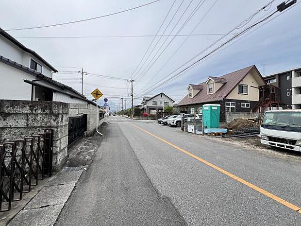 前面道路を含めた現地写真です。