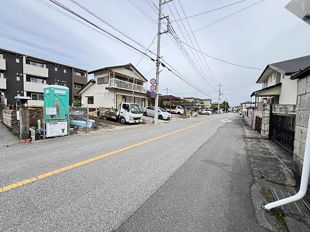前面道路を含めた現地写真です。ぜひ周辺環境も併せてご覧ください。
