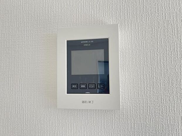 訪問者が一目で分かるTVモニタ付きインターフォンを装備した心強さも魅力なお住まいです。