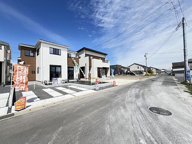 前面道路を含めた現地写真です。ぜひ周辺環境も併せてご覧ください。