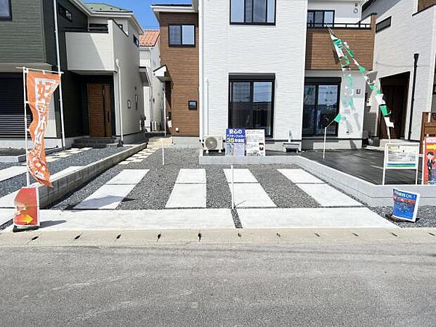 車種により3台駐車可能なので、ご家族で複数台所有する際や来客時に役立ちます。