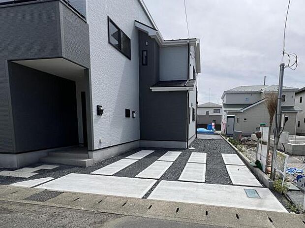 車種により3台駐車可能なので、ご家族で複数台所有する際や来客時に役立ちます。