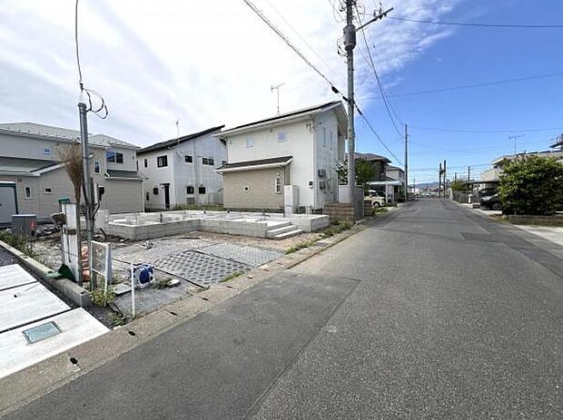 前面道路は幅員約6mございます。