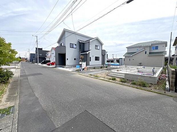 前面道路を含めた現地写真です。ぜひ周辺環境も併せてご覧ください。
