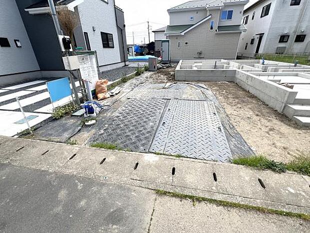 車種により3台駐車可能なので、ご家族で複数台所有する際や来客時に役立ちます。
