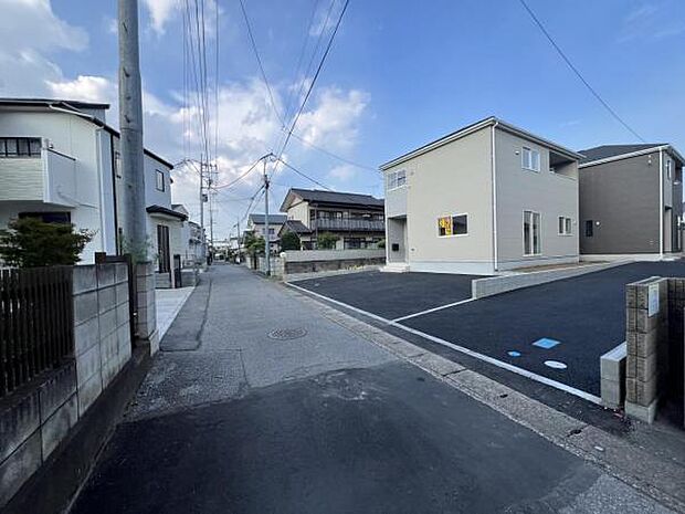 前面道路を含めた現地写真です。ぜひ周辺環境も併せてご覧ください。