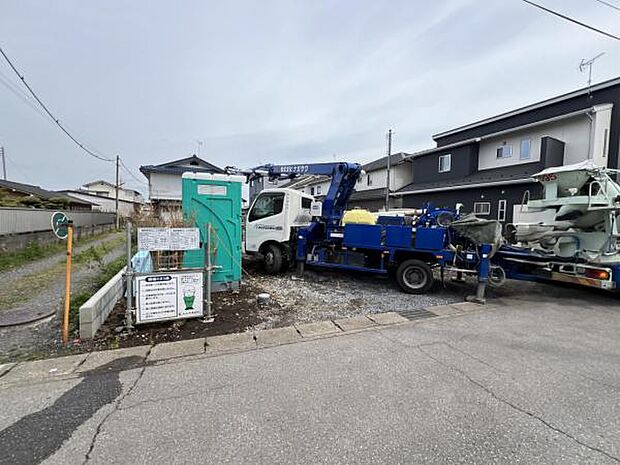 前面道路を含めた現地写真です。
