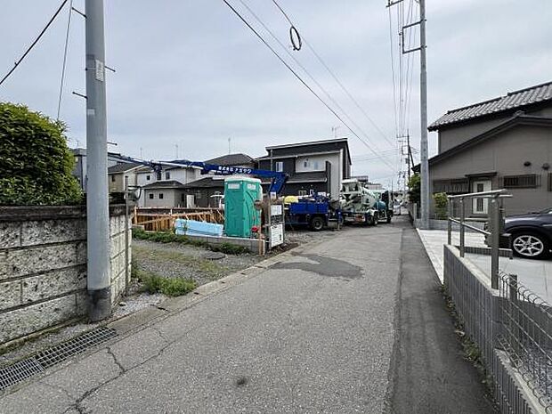 前面道路を含めた現地写真です。ぜひ周辺環境も併せてご覧ください。