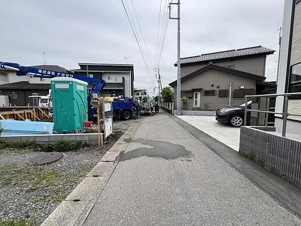 前面道路を含めた現地写真です。