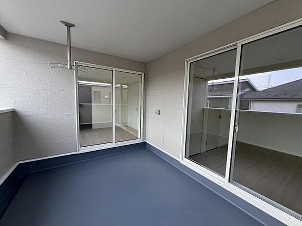 インナーバルコニーは広々として、布団やレジャーシートなど大きな物も簡単に干すことができます。