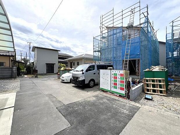 前面道路を含めた現地写真です。ぜひ周辺環境も併せてご覧ください。