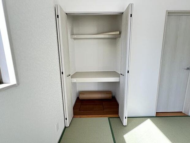いつでもお部屋をスッキリお使い頂ける収納スペースを設置。