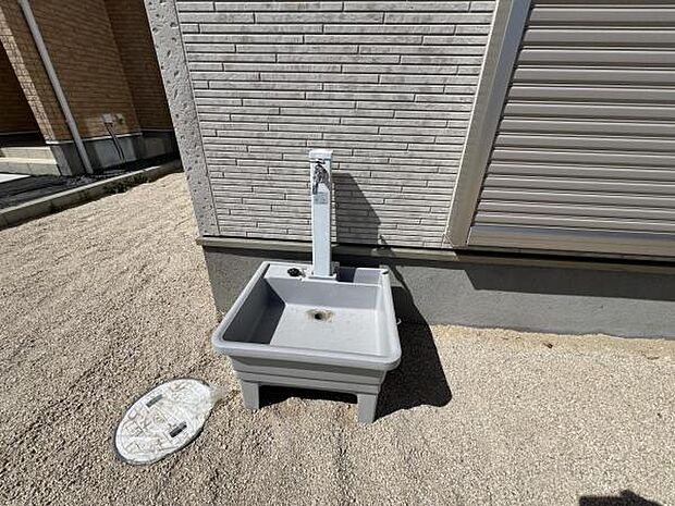屋外に、洗車やガーデニングに便利な外水栓がございます。
