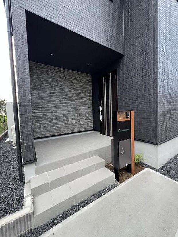 雨天時の荷物搬入に便利な玄関ポーチ付きです。