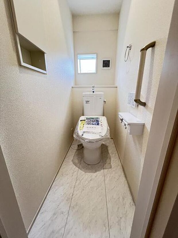 シャワー洗浄機能付のトイレは、清潔感が印象的な空間ですね。