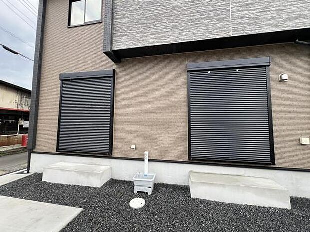 雨戸シャッター付きで、防災・防犯に心強いですね。