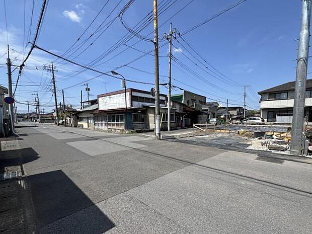 前面道路を含めた現地写真です。