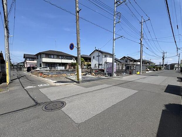 前面道路を含めた現地写真です。ぜひ周辺環境も併せてご覧ください。