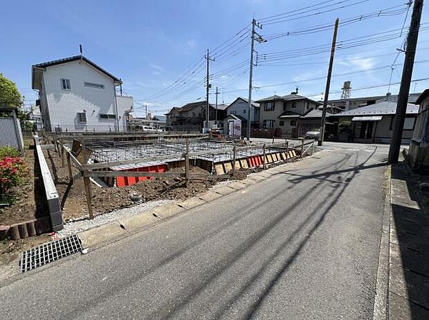 前面道路を含めた現地写真です。