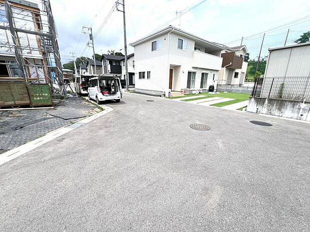 前面道路です。住宅地につき落ち着いた新生活を始められそうです。
