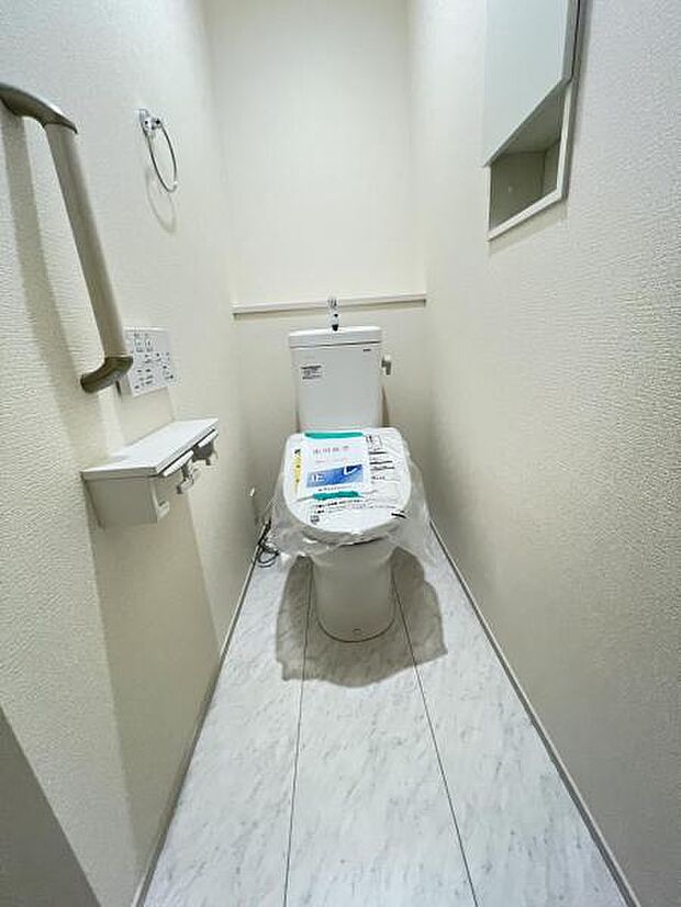 シャワー洗浄機能付のトイレは、清潔感が印象的な空間ですね。