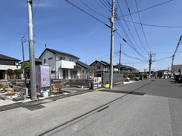 前面道路を含めた現地写真です。