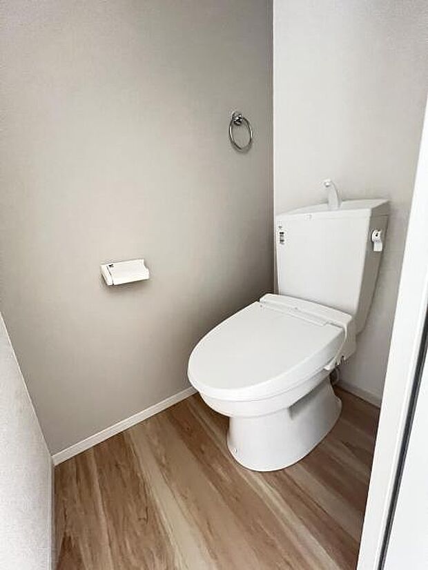 シャワー洗浄機能付のトイレは、清潔感が印象的な空間ですね。